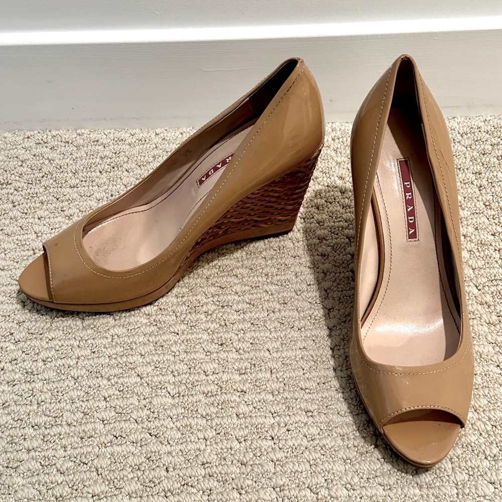 Sz 37.5 Prada Camel Patent Leather Wedges - Picture 5 of 6
